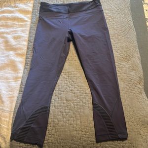 Lululemon cropped leggings size 6 purple/black